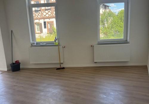 Wo.-Zi.mit Blick auf Strasse