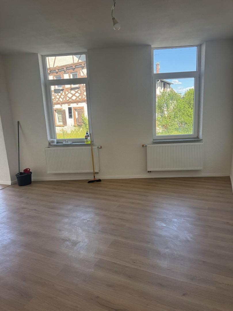 Wo.-Zi.mit Blick auf Strasse