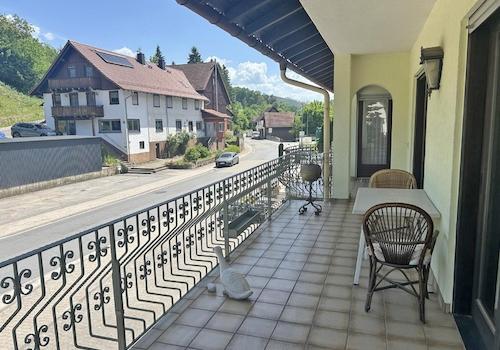 Breiter umlaufender Balkon