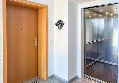 Barrierefreier Eingang mit Aufzug