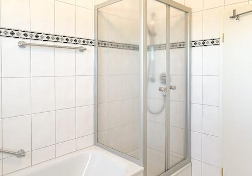 Badezimmer mit Dusche und Wanne