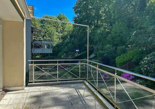 großer Balkon mit elektr. Markise