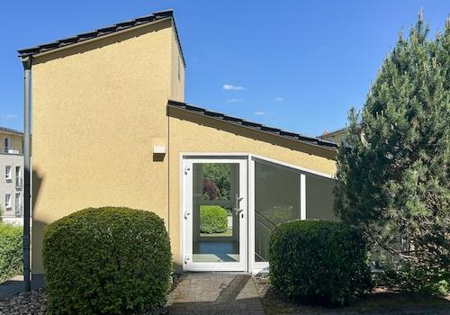 Tiefgarageneingang mit Aufzug