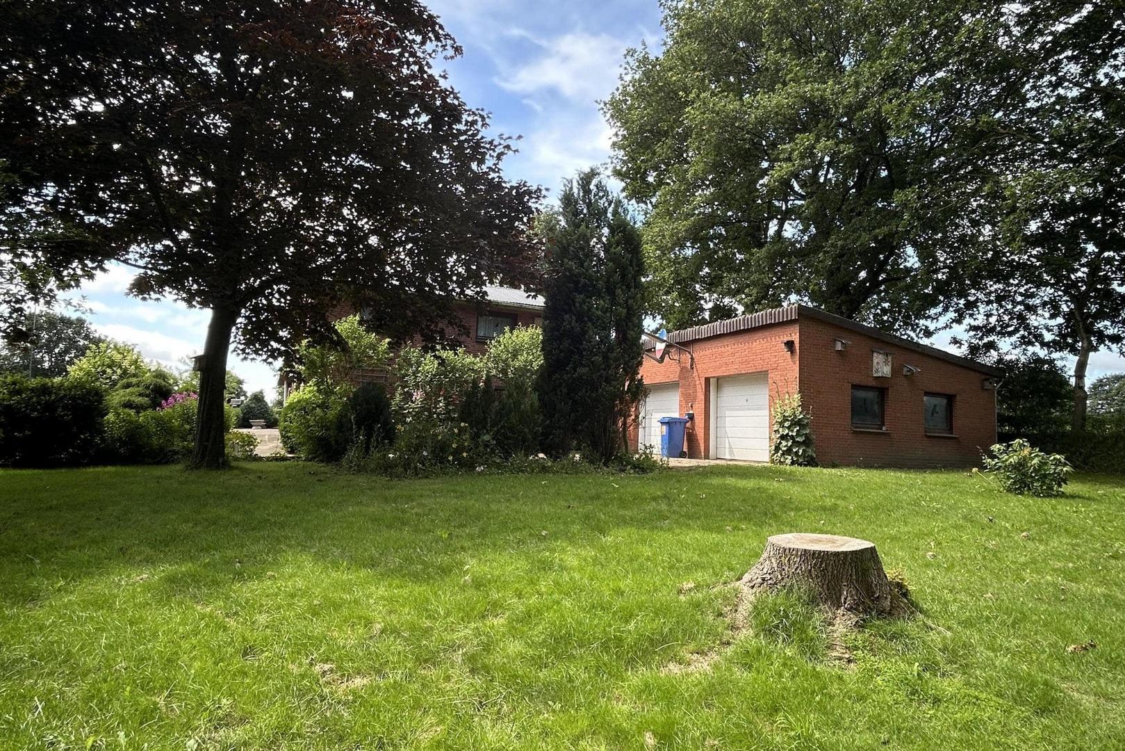 Blick vom Garten auf die Garagen