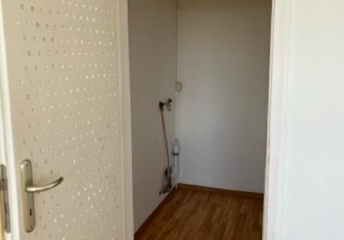 Abstellraum im Schlafzimmer mit Waschmaschinenanschluss