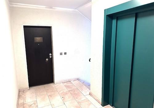 gepflegtes Treppenhaus + Lift
