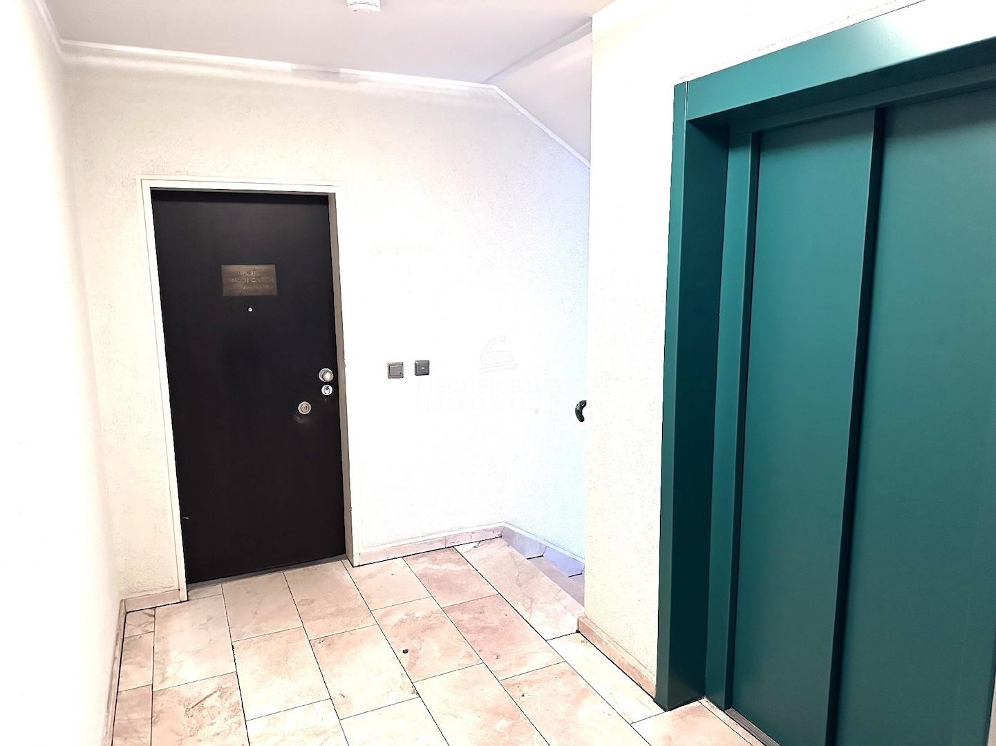 gepflegtes Treppenhaus + Lift