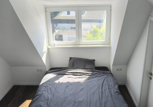 Schlafzimmer mit Rollläden