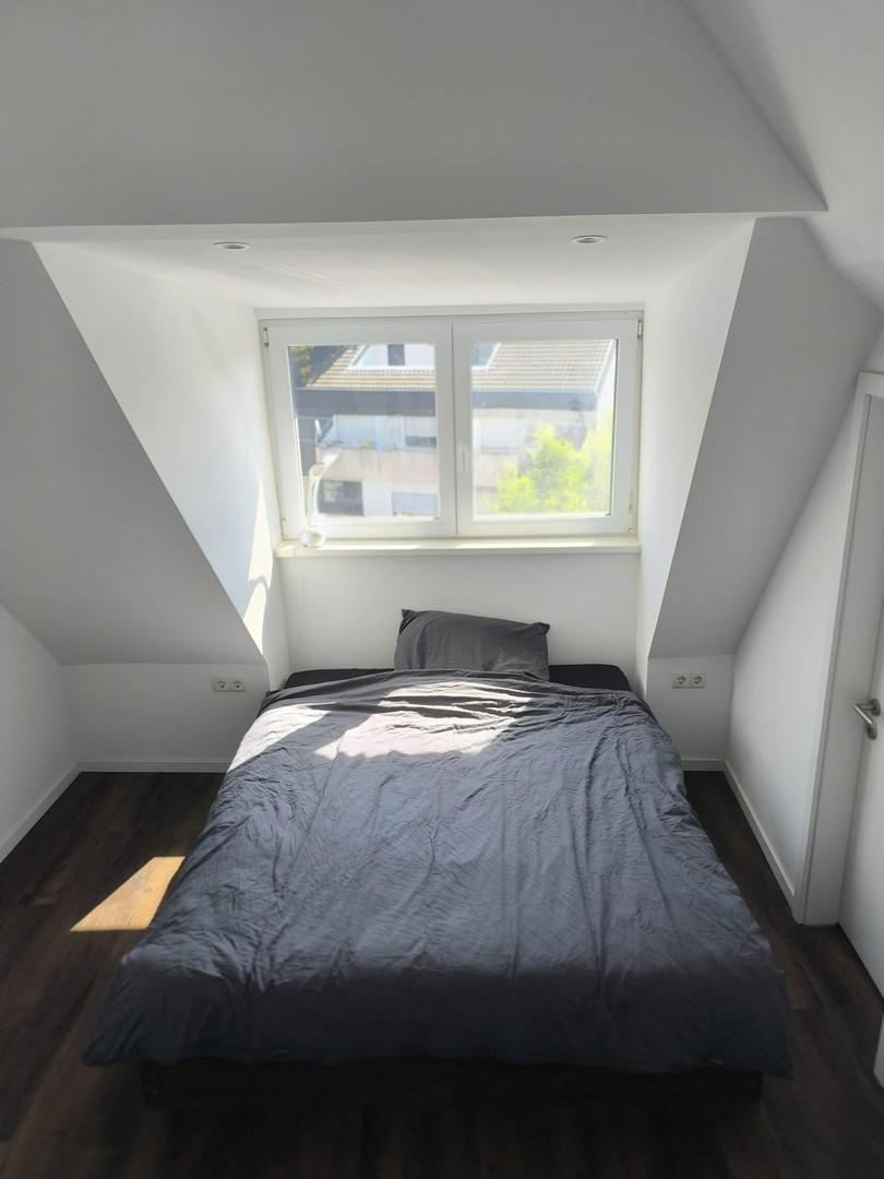 Schlafzimmer mit Rollläden
