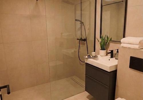 Badezimmer möbliert
