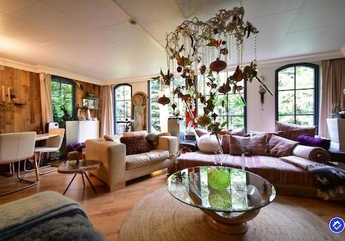 kaufen-freistehendes-ferienhaus-doornspijk-wohnzimmer-waldblick-recreatieadviseurs-vakantie-huistekoop-nl.jpg