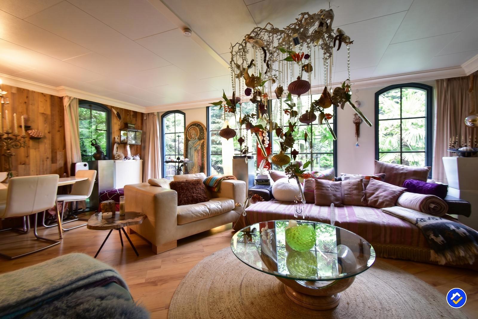 kaufen-freistehendes-ferienhaus-doornspijk-wohnzimmer-waldblick-recreatieadviseurs-vakantie-huistekoop-nl.jpg