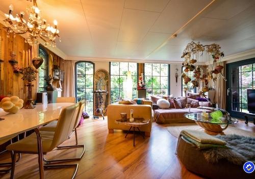kaufen-freistehendes-ferienhaus-doornspijk-wohnzimmer-waldblick-recreatieadviseurs-vakantiehuistekoop-nl.jpg