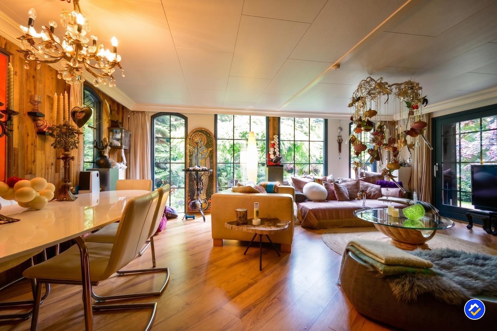 kaufen-freistehendes-ferienhaus-doornspijk-wohnzimmer-waldblick-recreatieadviseurs-vakantiehuistekoop-nl.jpg