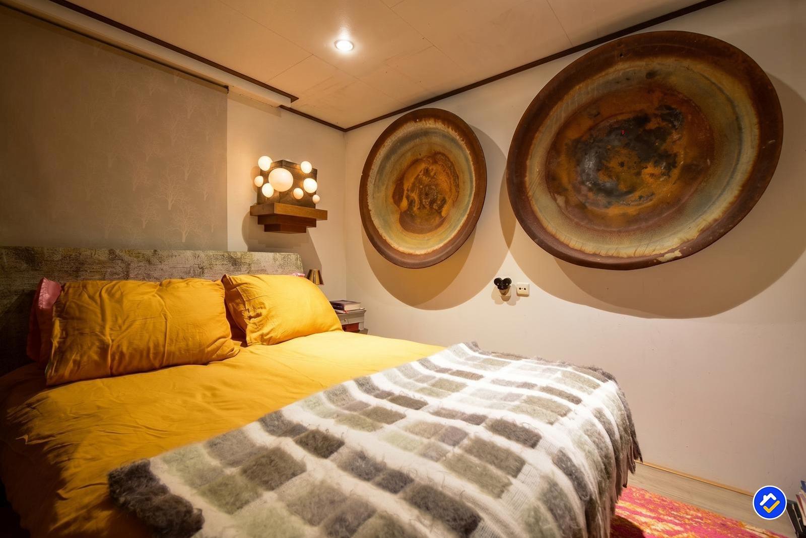 kaufen-freistehendes-ferienhaus-doornspijk-schlafzimmer-eklektische-kunstelemente-recreatieadviseurs-vakantiehuistekoop-nl-19.jpg