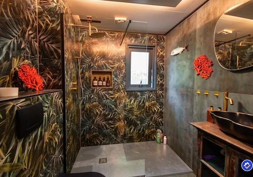 kaufen-freistehendes-ferienhaus-doornspijk-badezimmer-erdgeschoss-botanisch-gold-design-recreatieadviseurs-vakantiehuistekoop-nl-24.jpg