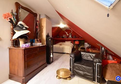 kaufen-freistehendes-ferienhaus-doornspijk-zweites-schlafzimmer-antike-kommode-sessel-recreatieadviseurs-vakantiehuistekoop-nl-28.jpg