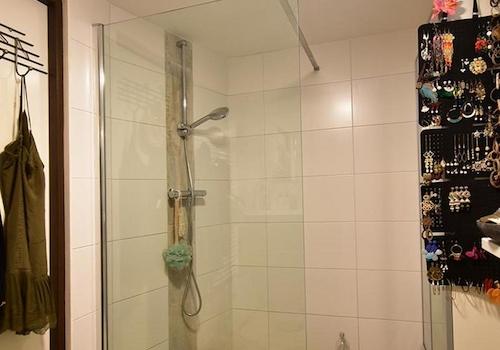 kaufen-freistehendes-ferienhaus-doornspijk-badezimmer-oben-ebenerdige-dusche-recreatieadviseurs-vakantiehuistekoop-nl-29.jpg