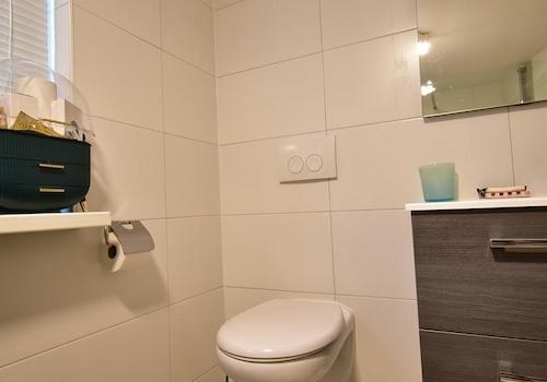 kaufen-freistehendes-ferienhaus-doornspijk-toilette-badezimmer-oben-hänge-wc-recreatieadviseurs-vakantiehuistekoop-nl-31.jpg