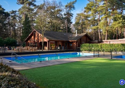 kaufen-freistehendes-ferienhaus-doornspijk-parkeinrichtungen-aussenpool-waldumgebung-recreatieadviseurs-vakantiehuistekoop-nl-park-4.jpg