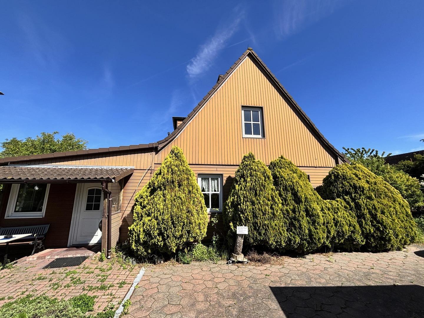 Einfamilien-Doppelhaushälfte mit Anbau und Terrasse