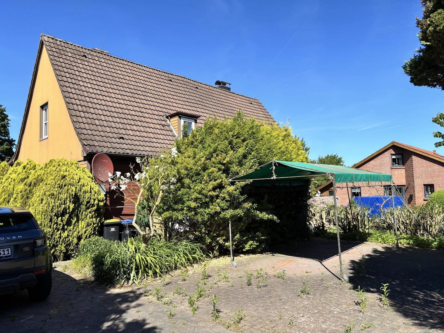 Straßenansicht mit Stellplätzen