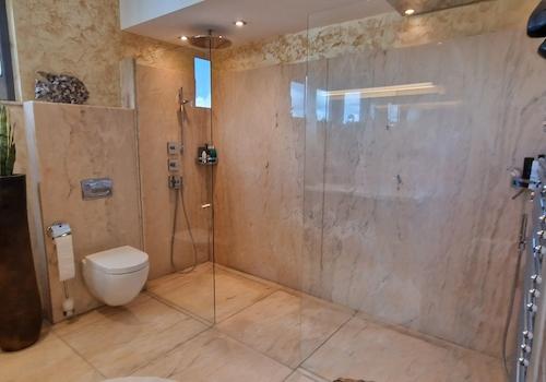 Großes Badezimmer