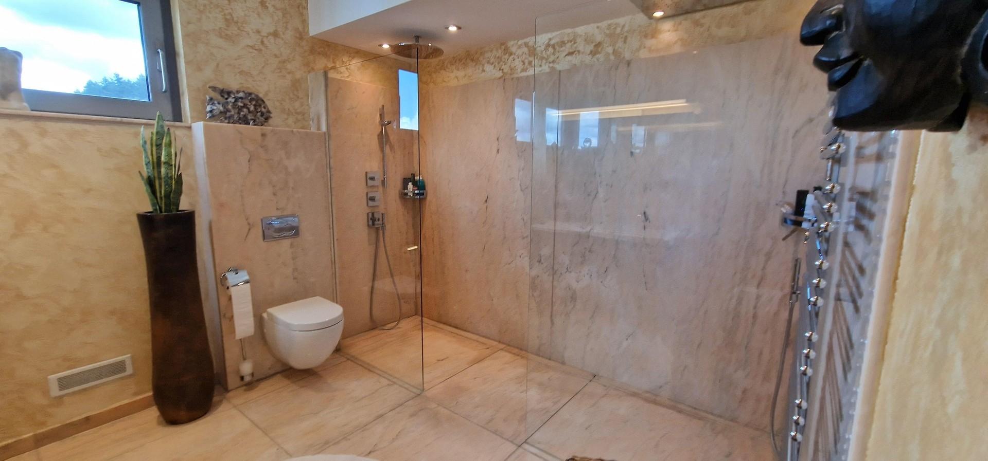 Großes Badezimmer