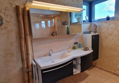 Großes Badezimmer