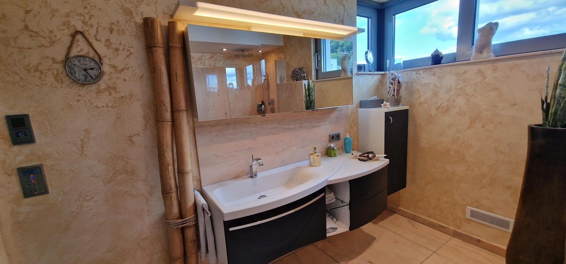 Großes Badezimmer