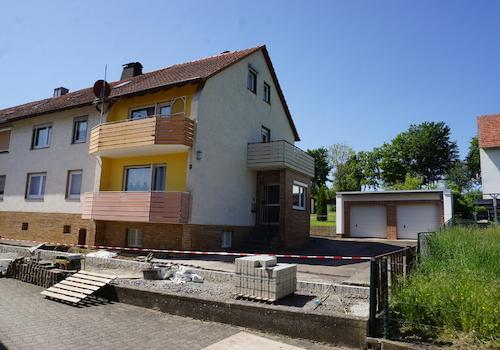 Ansicht mit Garagen
