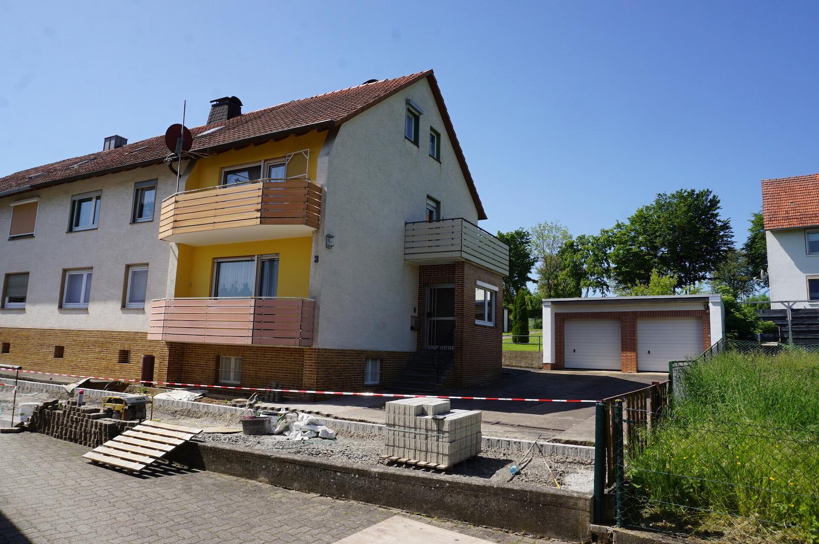 Ansicht mit Garagen