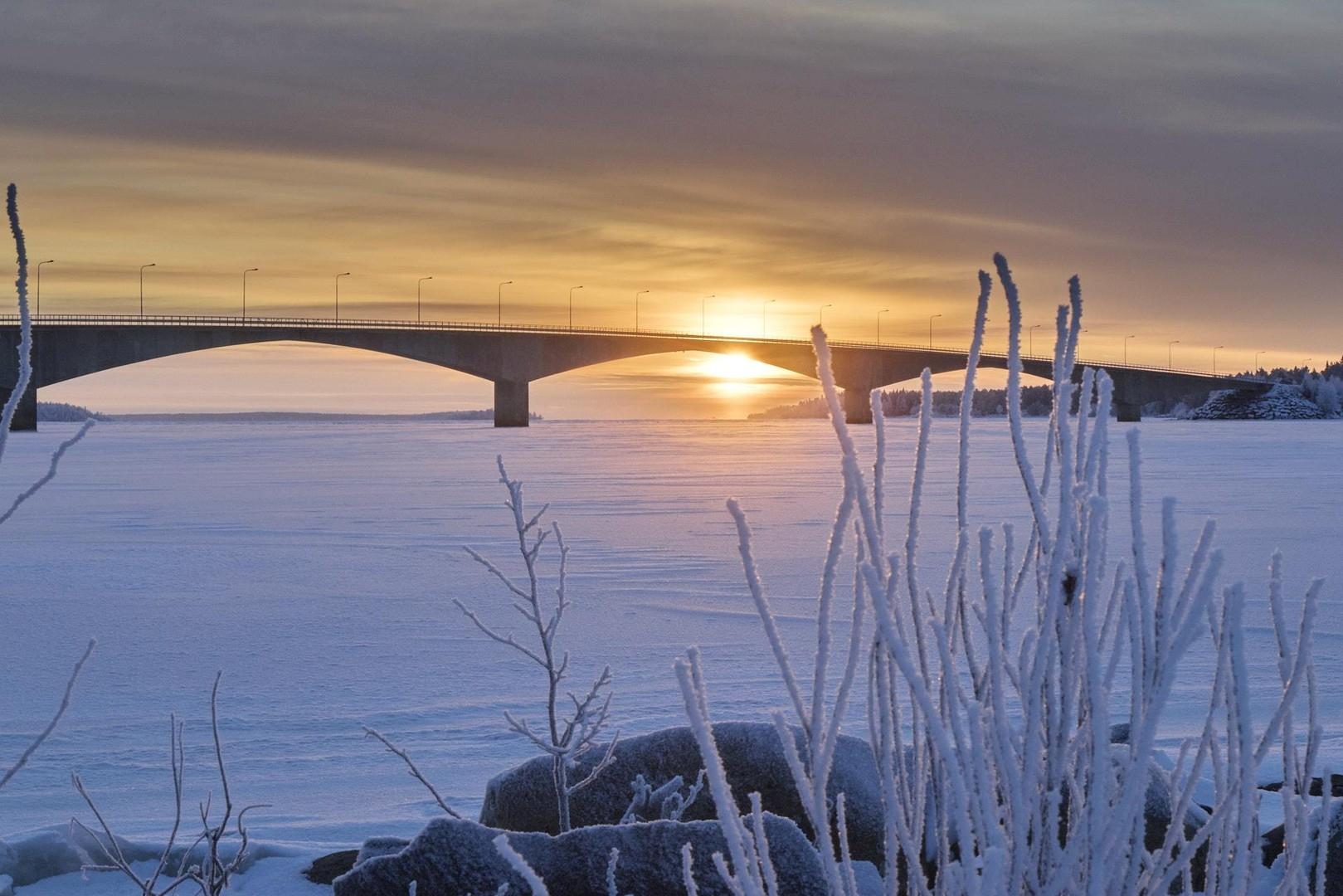 die Brücke zur Insel