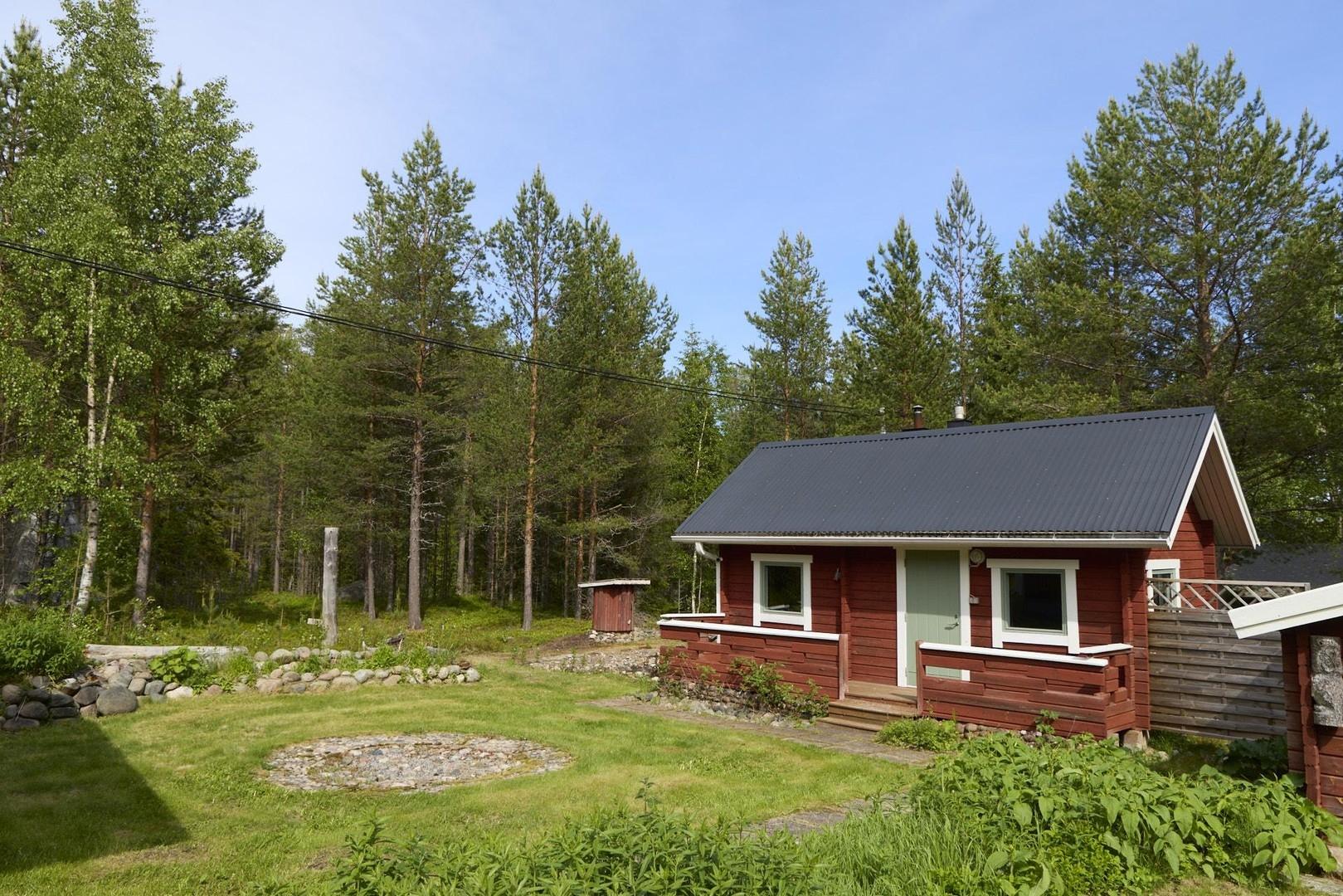 Gäststuga und Weg in den Wald