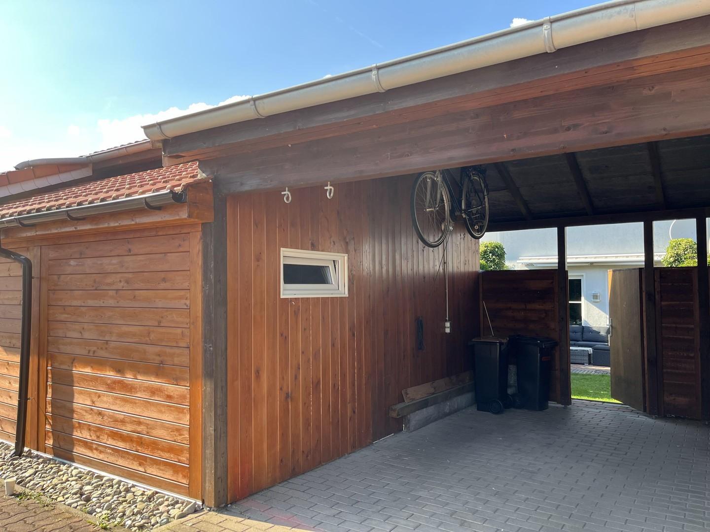 Carport und Gartenhaus