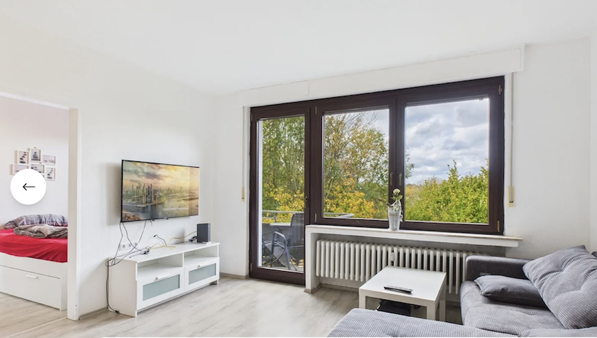 Wohnzimmer mit Blick ins Grüne