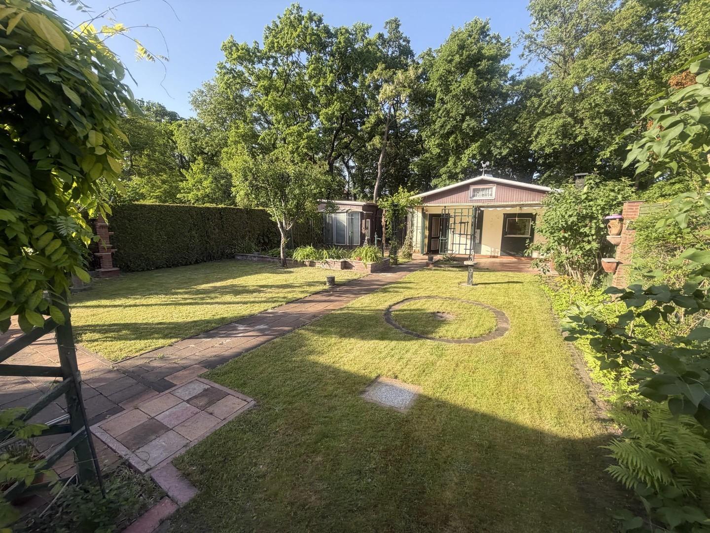 Blick zur Garage mit Terrasse