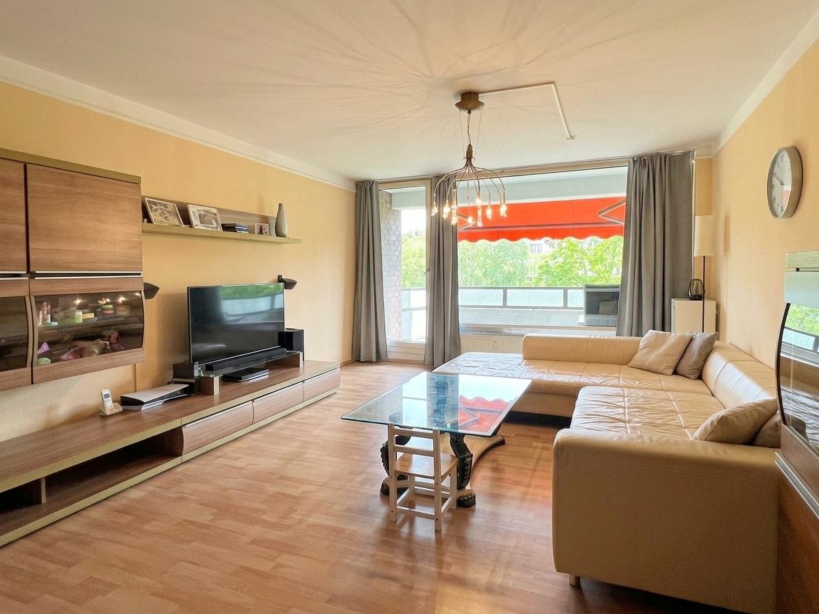 das Wohnzimmer mit dem Süd-Balkon