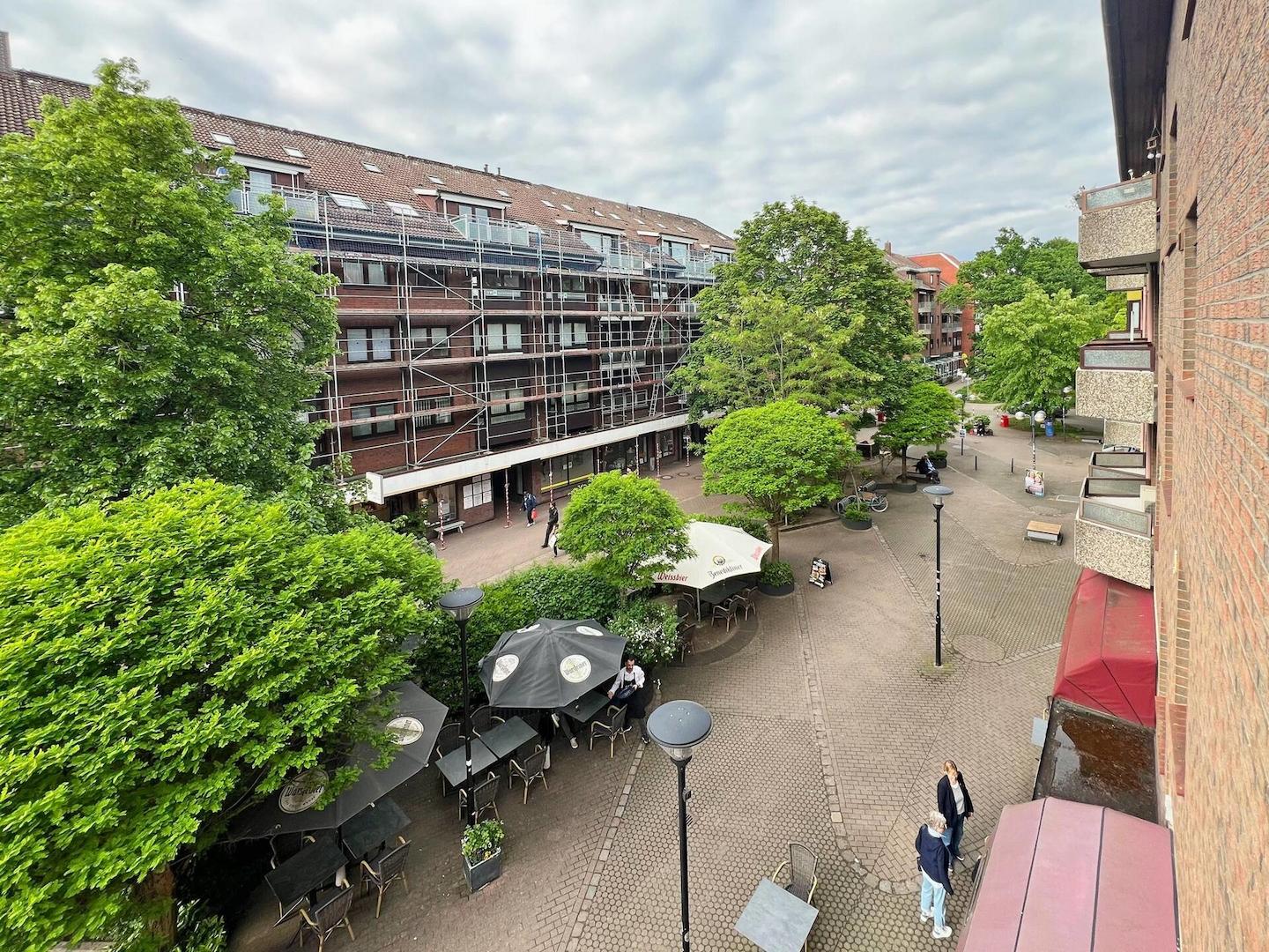 Blick vom Nordwest-Balkon über die Einkaufzeile