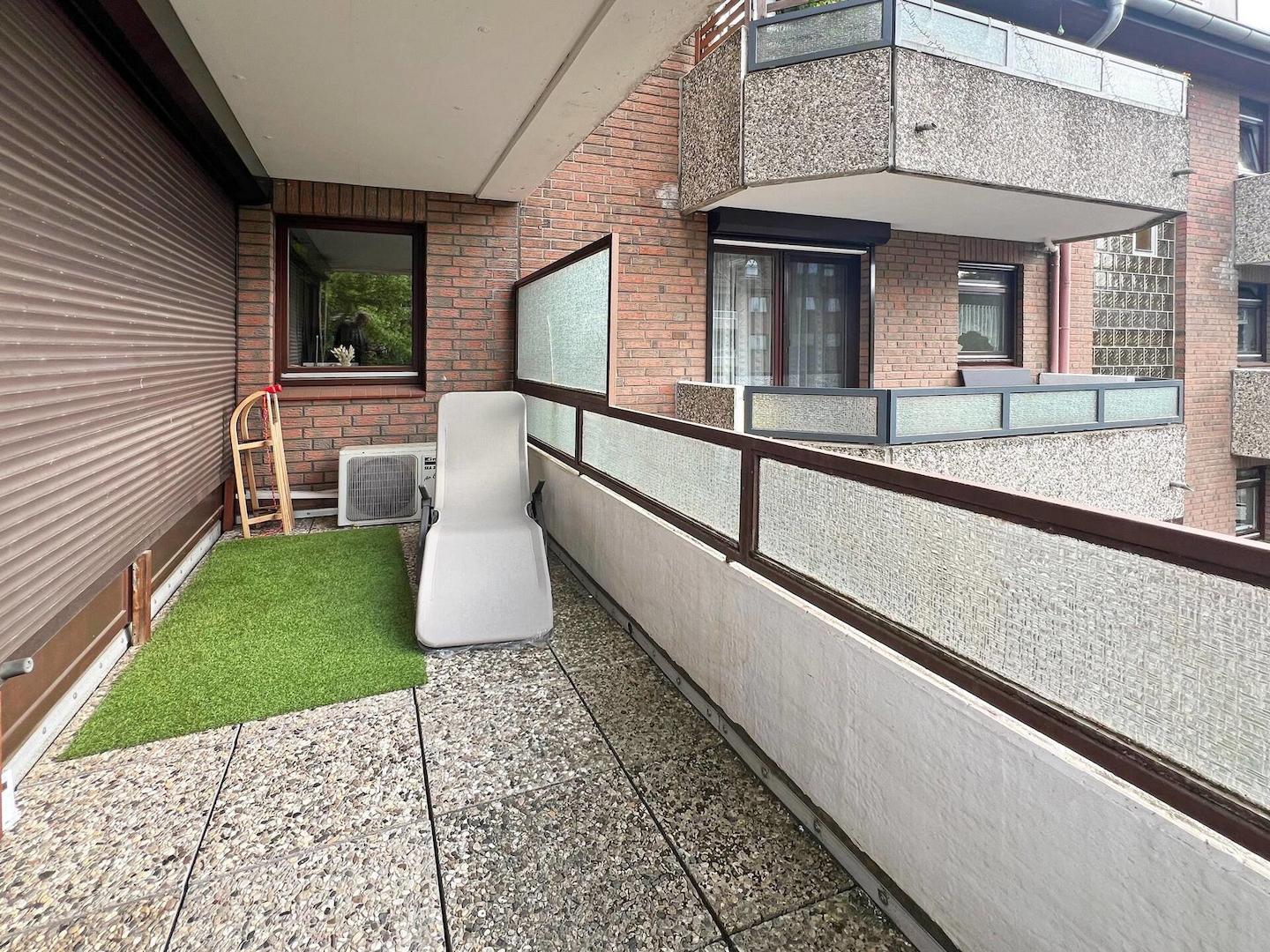der geräumige Nordwest-Balkon mit dem Klimagerät