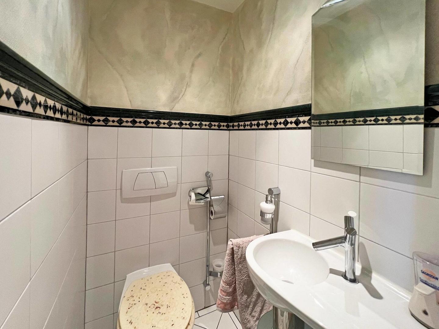 das Gäste-WC direkt neben dem Bad