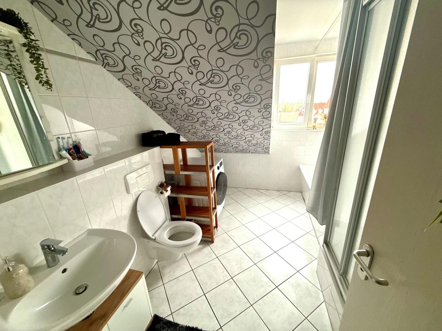 Tagelicht-Bad (Dusche & Wanne)