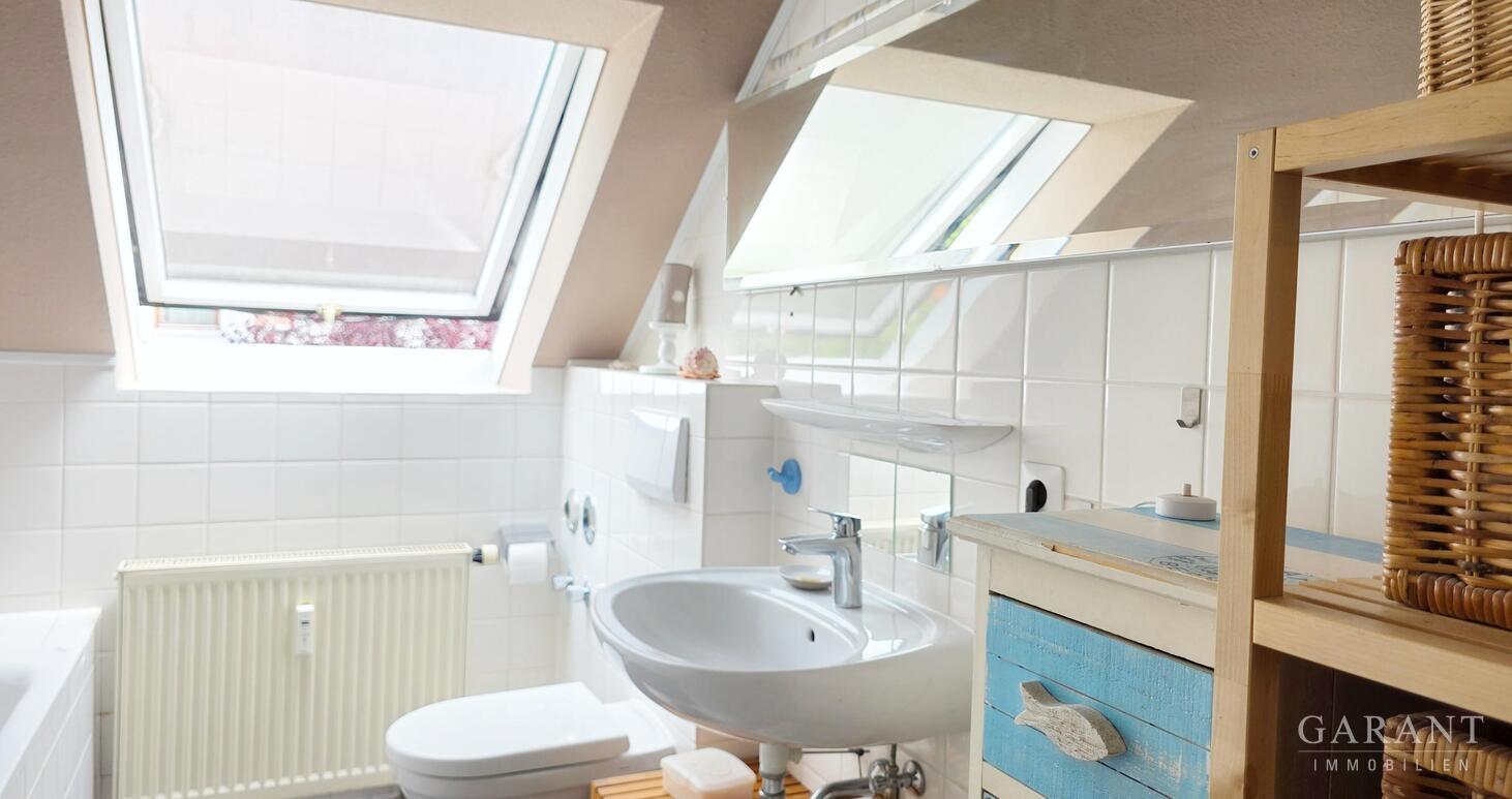 DG Badezimmer mit Wanne, Dusche und WC