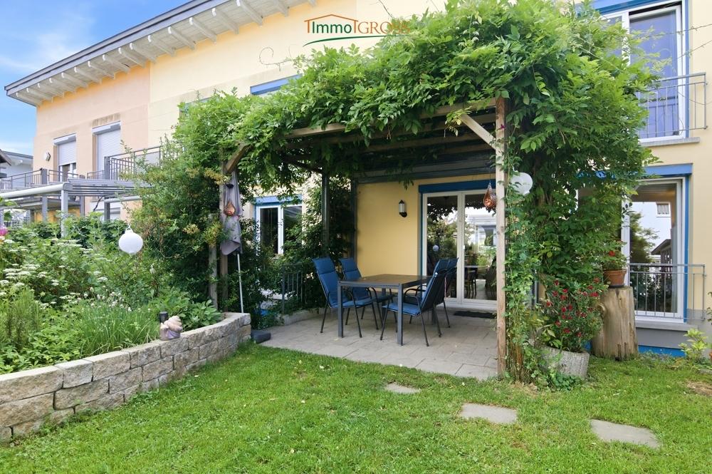 Terrasse von außen mit grünem Flair