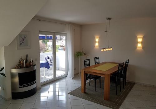 Wohnzimmer mit Zugang Balkon