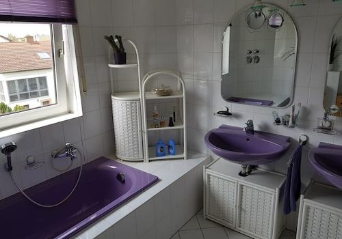 zwei Waschbecken