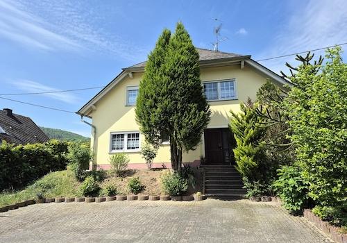 Zweifamilienhaus mit Winzerkeller/Garage