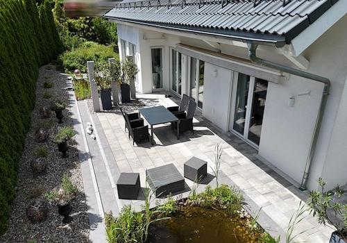 Südterrasse mit Teich (1)
