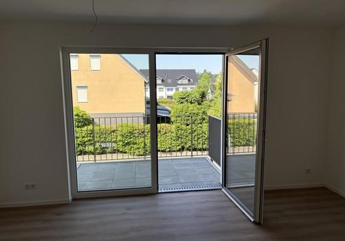 Wohnzimmer - Blick zum Balkon