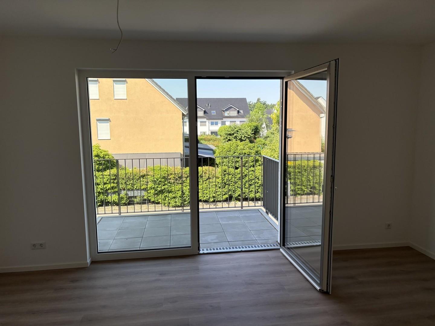 Wohnzimmer - Blick zum Balkon